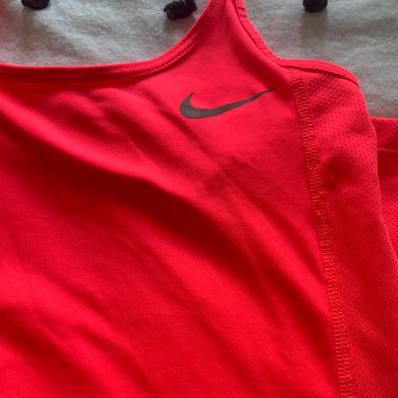 Dri-Fit Nike Top🦩 - Picture 2 of 5